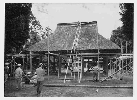 神社拝殿の工事風景