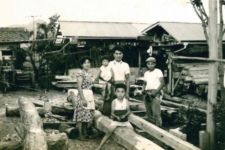 昭和30年代半ばの大喜工務店作業場前